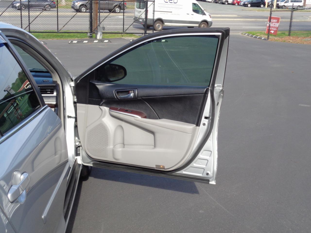 Toyota Camry 4dr Sdn I4 Auto XLE (Natl) 2013