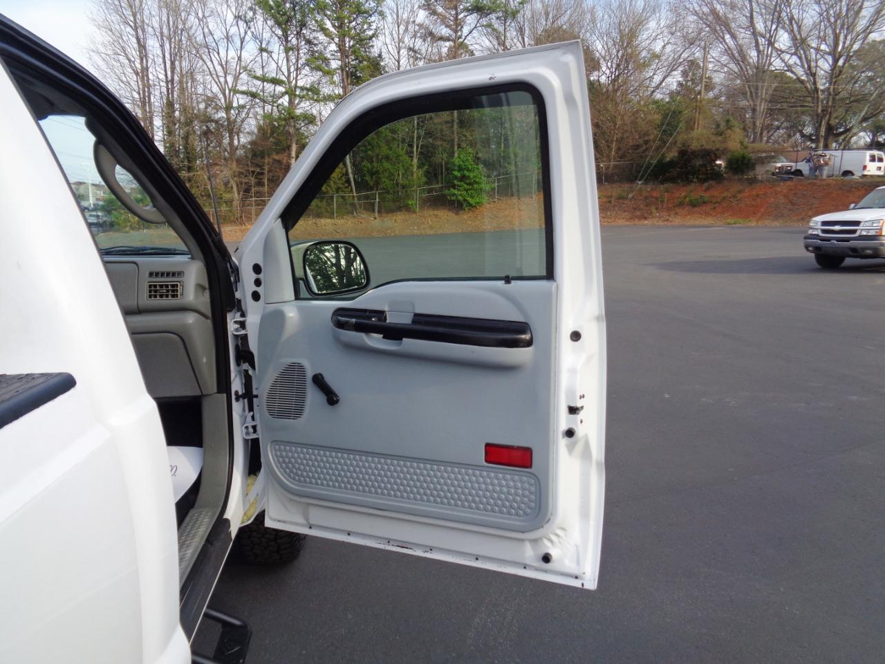 Ford Super Duty F-250 Reg Cab 137" XLT 4WD 2003