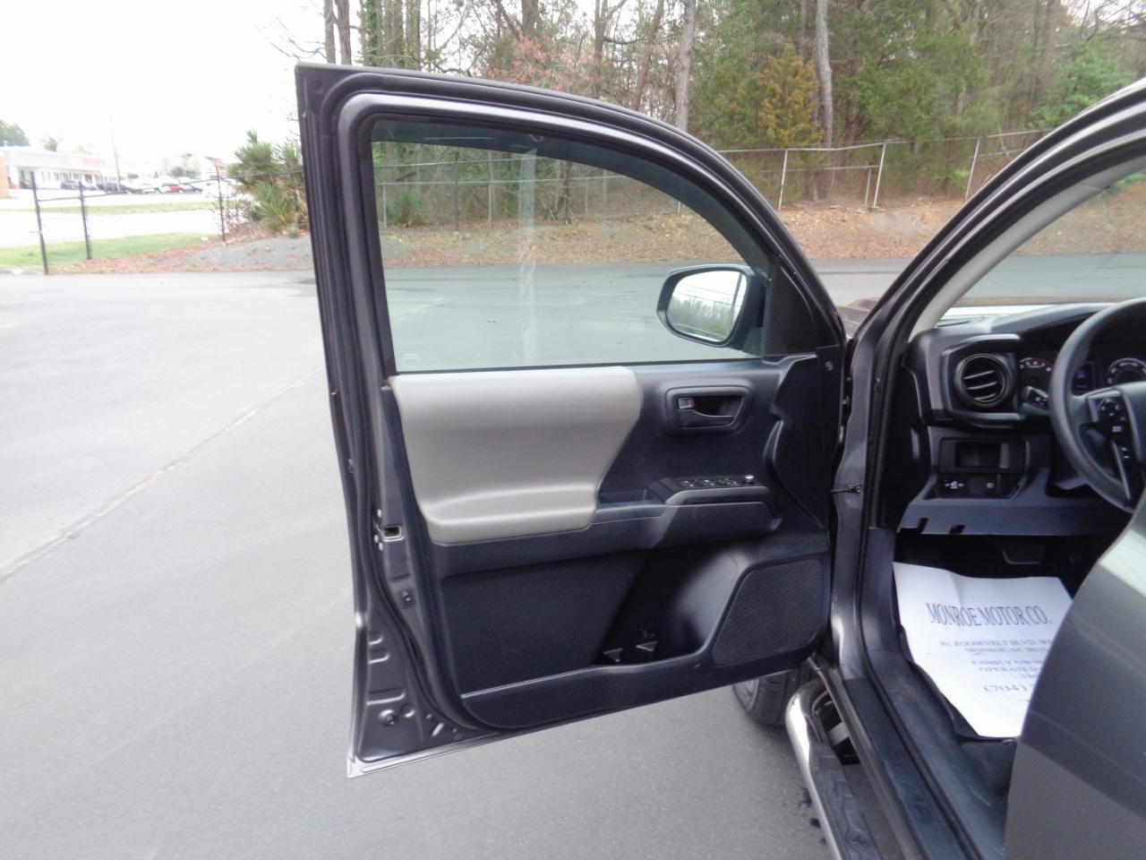 Toyota Tacoma SR Double Cab 5' Bed I4 4x2 AT (Natl) 2018