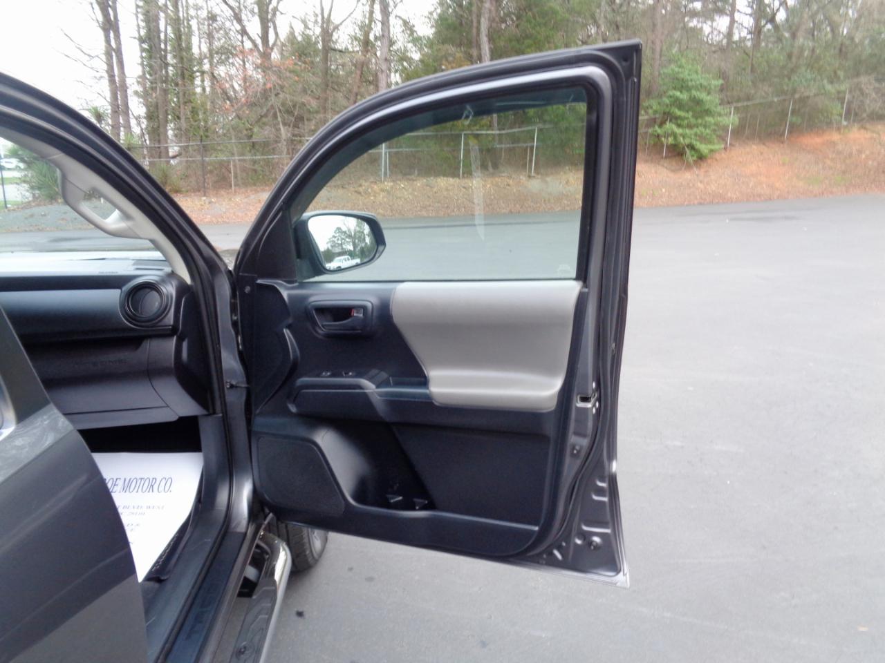 Toyota Tacoma SR Double Cab 5' Bed I4 4x2 AT (Natl) 2018