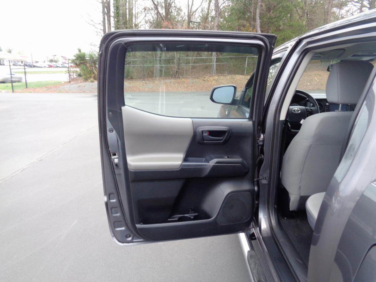 Toyota Tacoma SR Double Cab 5' Bed I4 4x2 AT (Natl) 2018