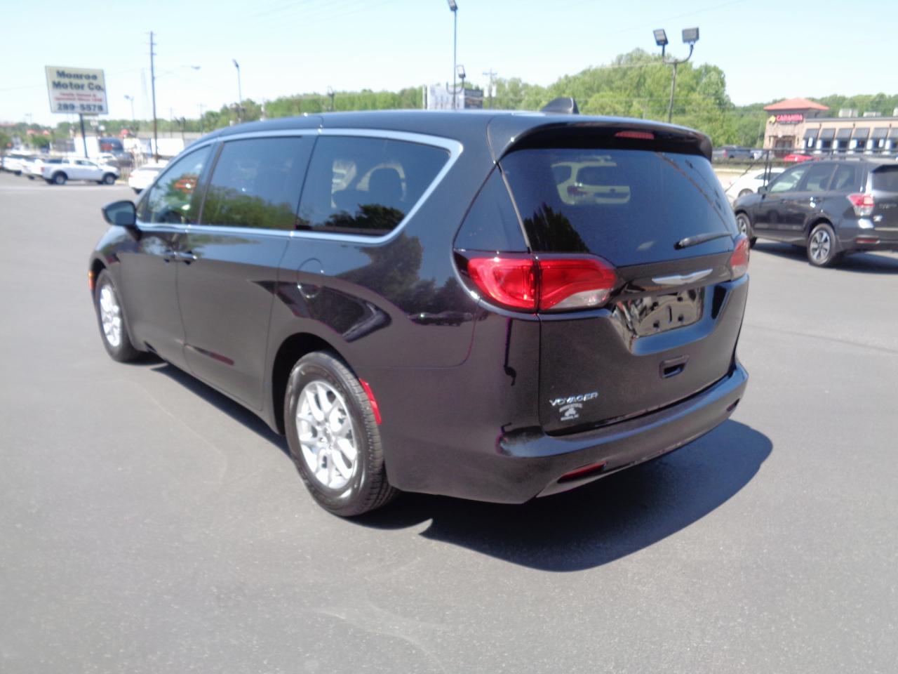 Chrysler Voyager LX FWD 2023