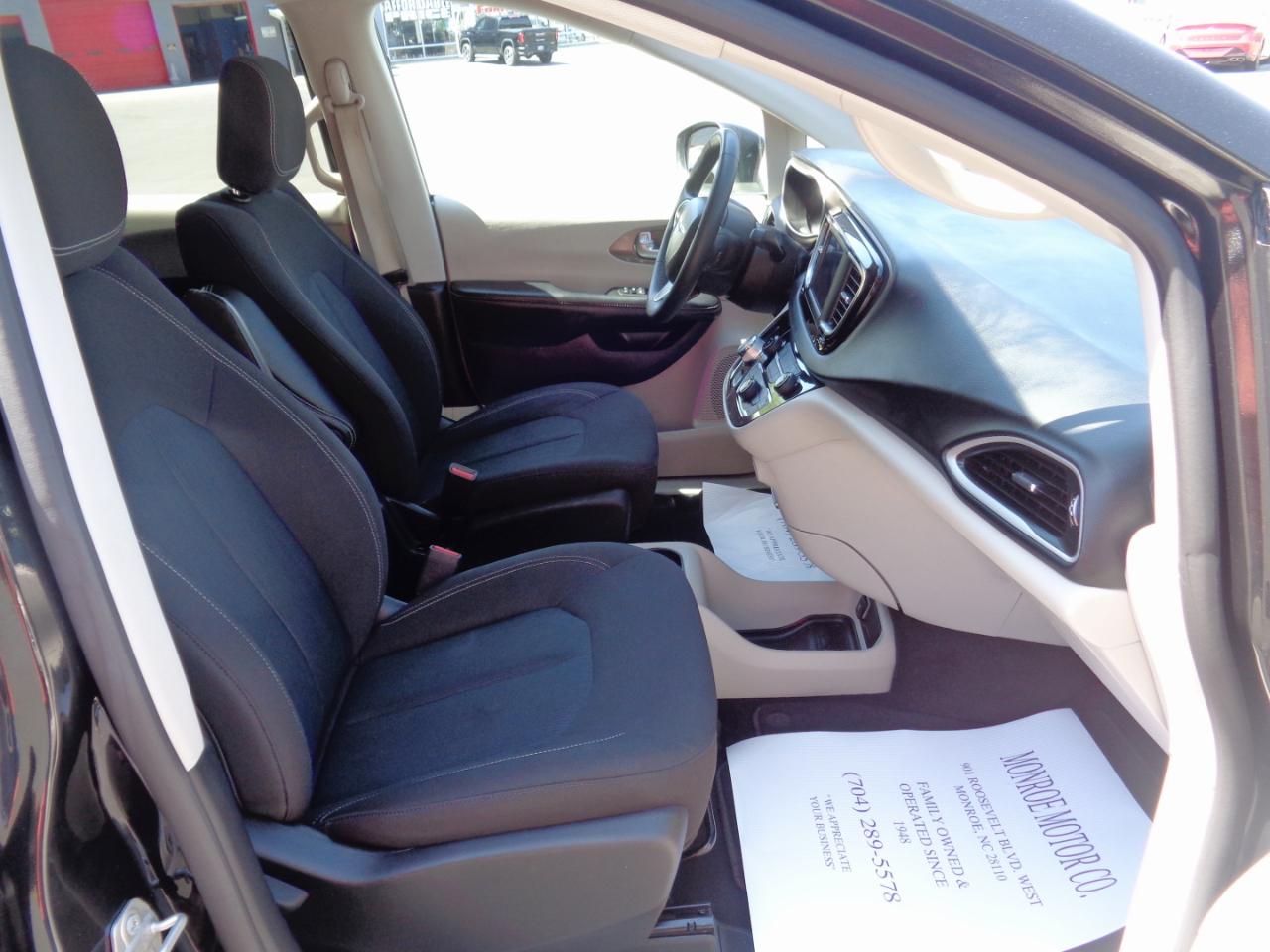 Chrysler Voyager LX FWD 2023