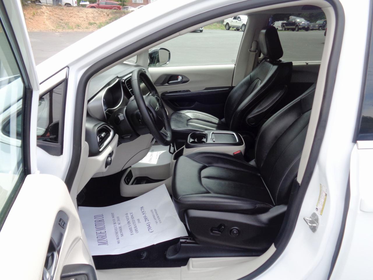 Chrysler Pacifica Touring L FWD 2024