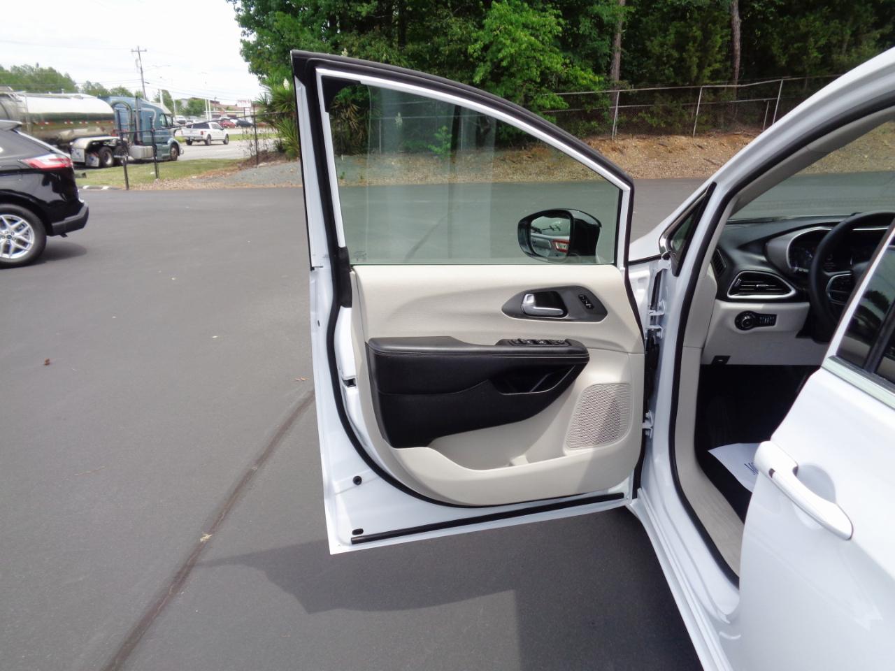 Chrysler Pacifica Touring L FWD 2024