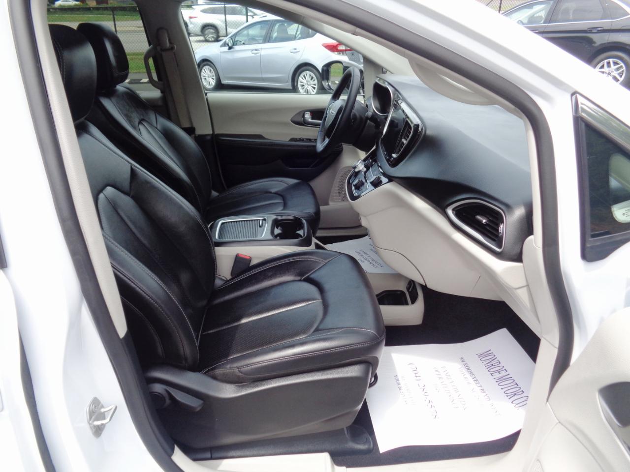 Chrysler Pacifica Touring L FWD 2024