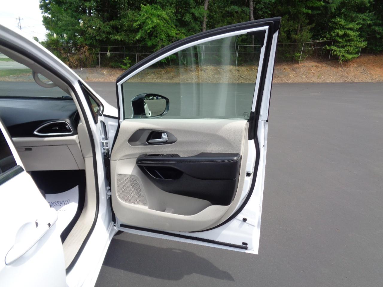 Chrysler Pacifica Touring L FWD 2024