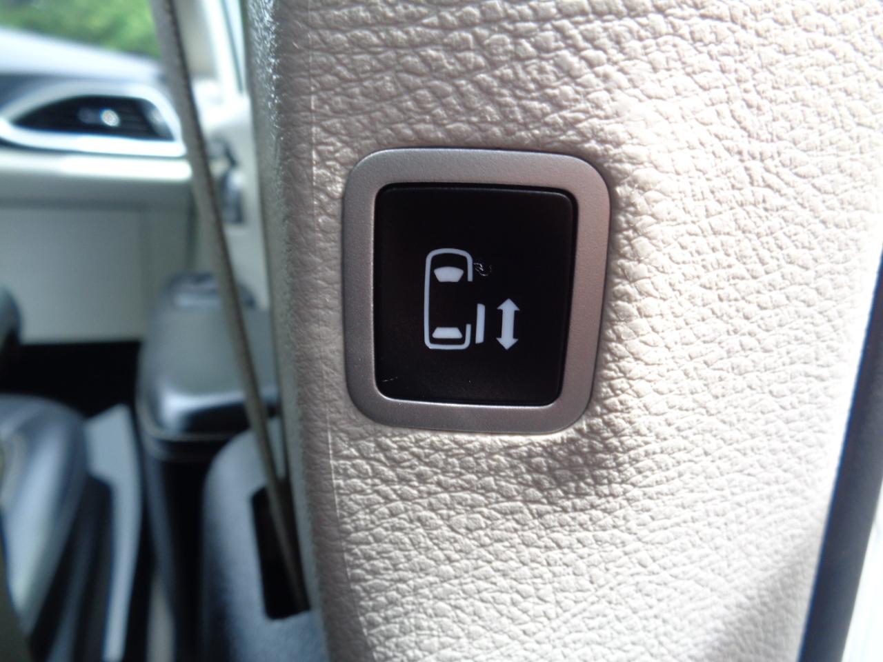 Chrysler Pacifica Touring L FWD 2024
