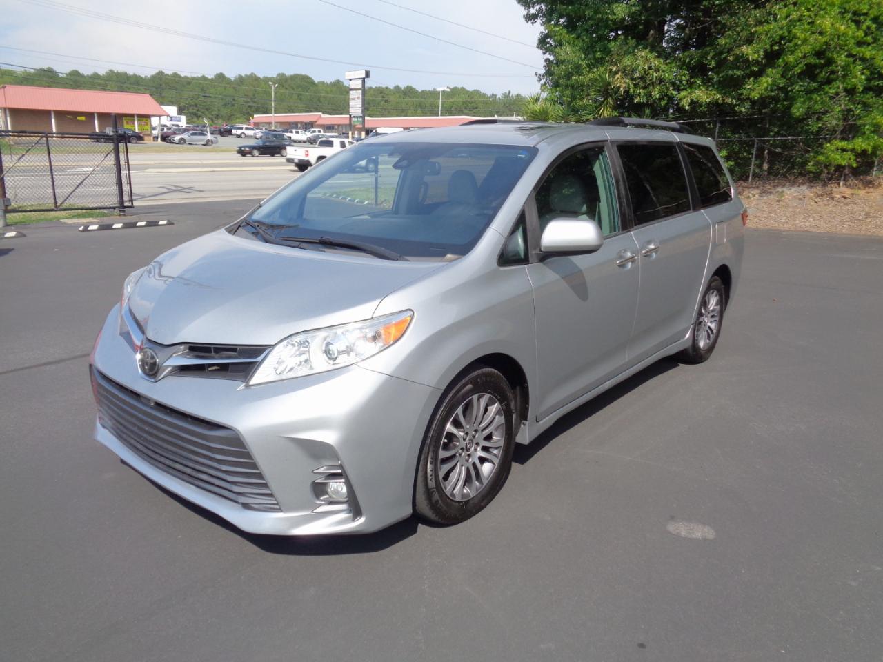 Toyota Sienna XLE Auto Access Seat FWD 7-Passenger (Natl) 2019