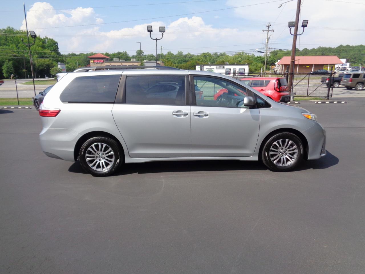 Toyota Sienna XLE Auto Access Seat FWD 7-Passenger (Natl) 2019