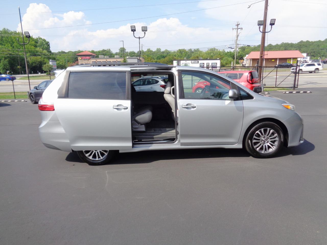 Toyota Sienna XLE Auto Access Seat FWD 7-Passenger (Natl) 2019