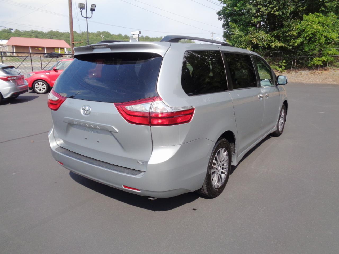 Toyota Sienna XLE Auto Access Seat FWD 7-Passenger (Natl) 2019