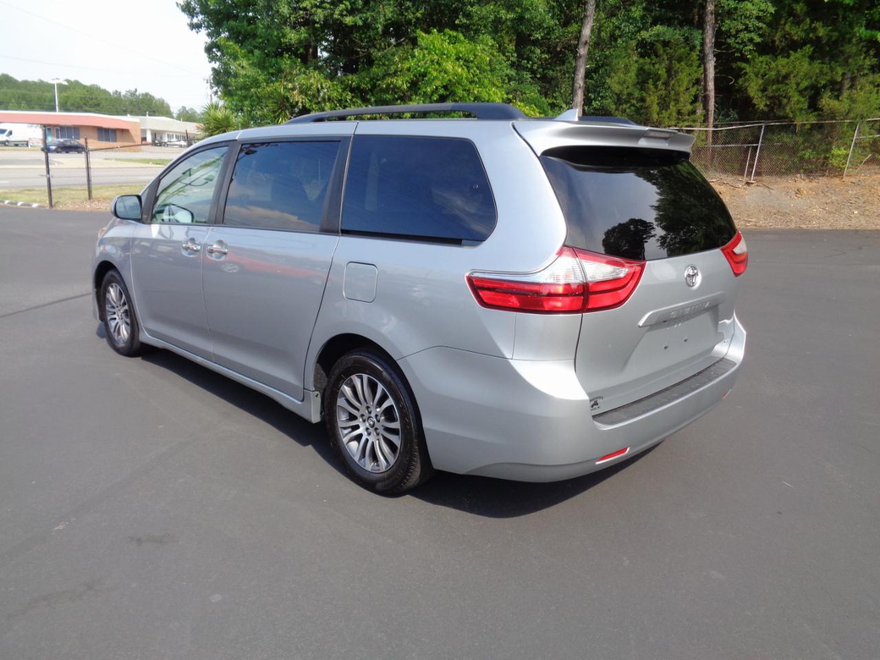 Toyota Sienna XLE Auto Access Seat FWD 7-Passenger (Natl) 2019