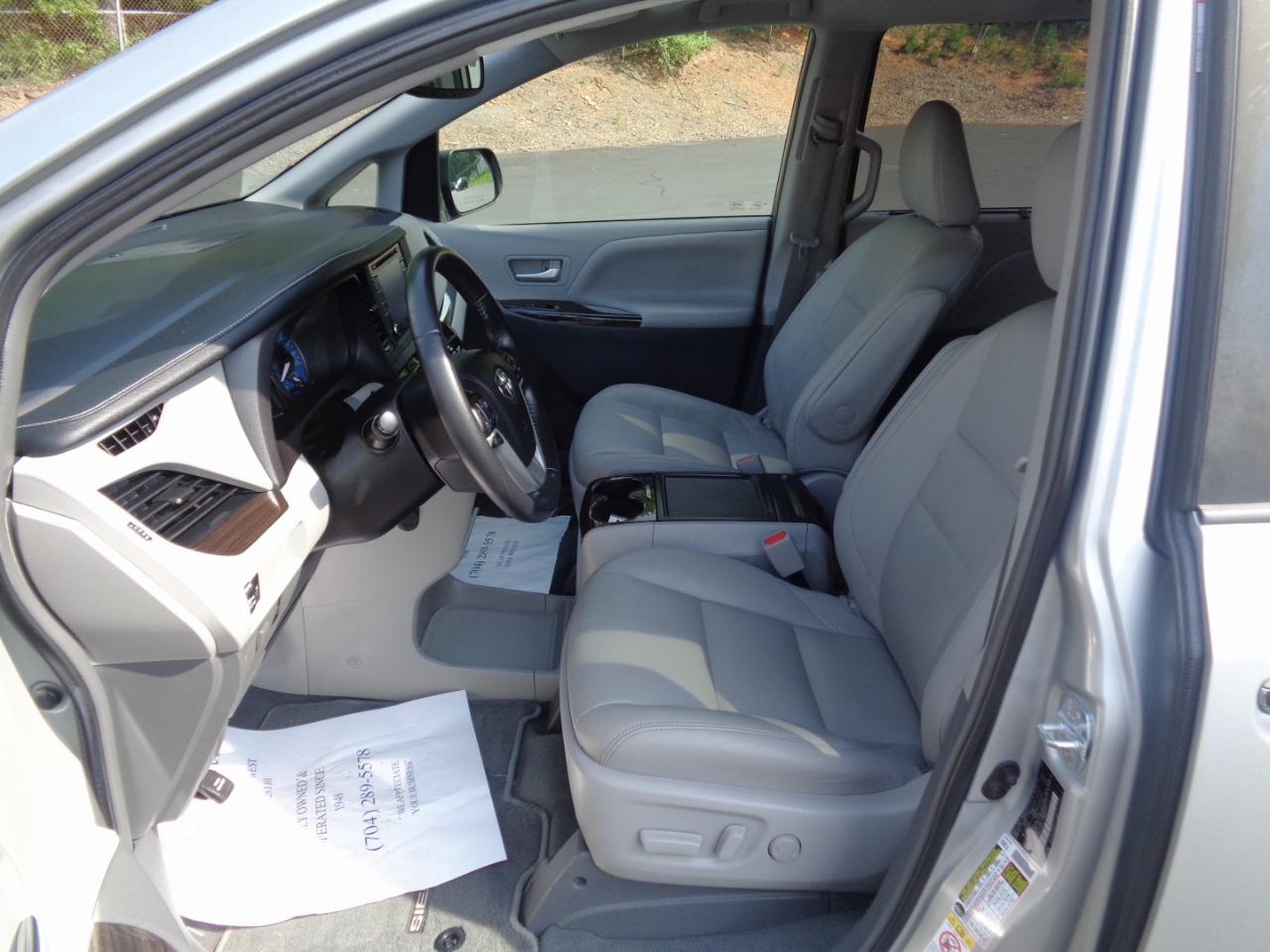 Toyota Sienna XLE Auto Access Seat FWD 7-Passenger (Natl) 2019