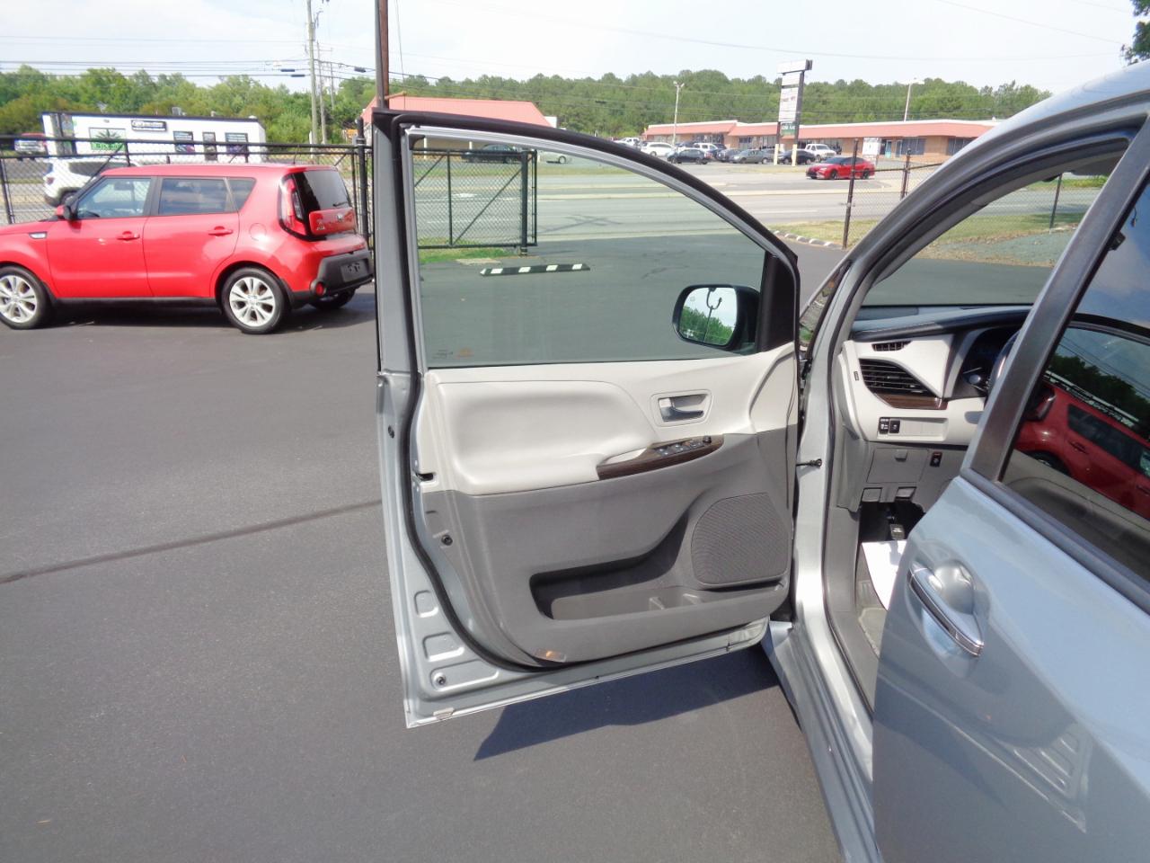 Toyota Sienna XLE Auto Access Seat FWD 7-Passenger (Natl) 2019
