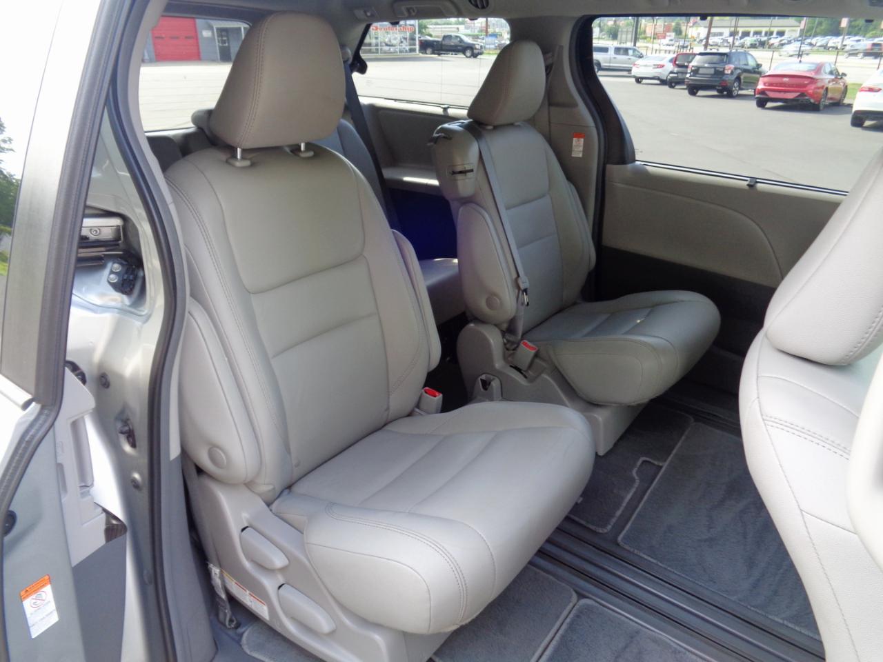 Toyota Sienna XLE Auto Access Seat FWD 7-Passenger (Natl) 2019