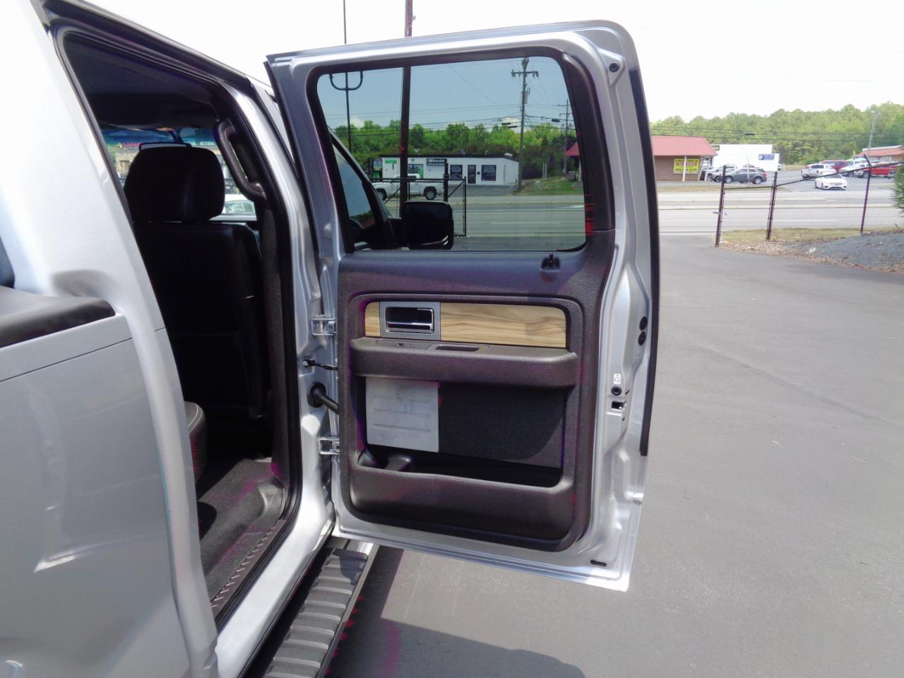 Ford F-150 4WD SuperCrew 145" Lariat 2011