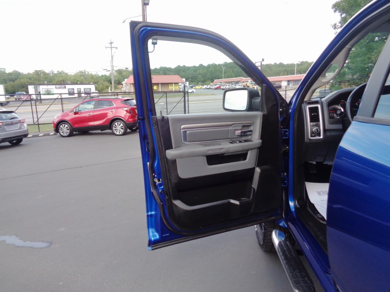 RAM 1500 Big Horn 4x4 Crew Cab 5'7" Box 2017