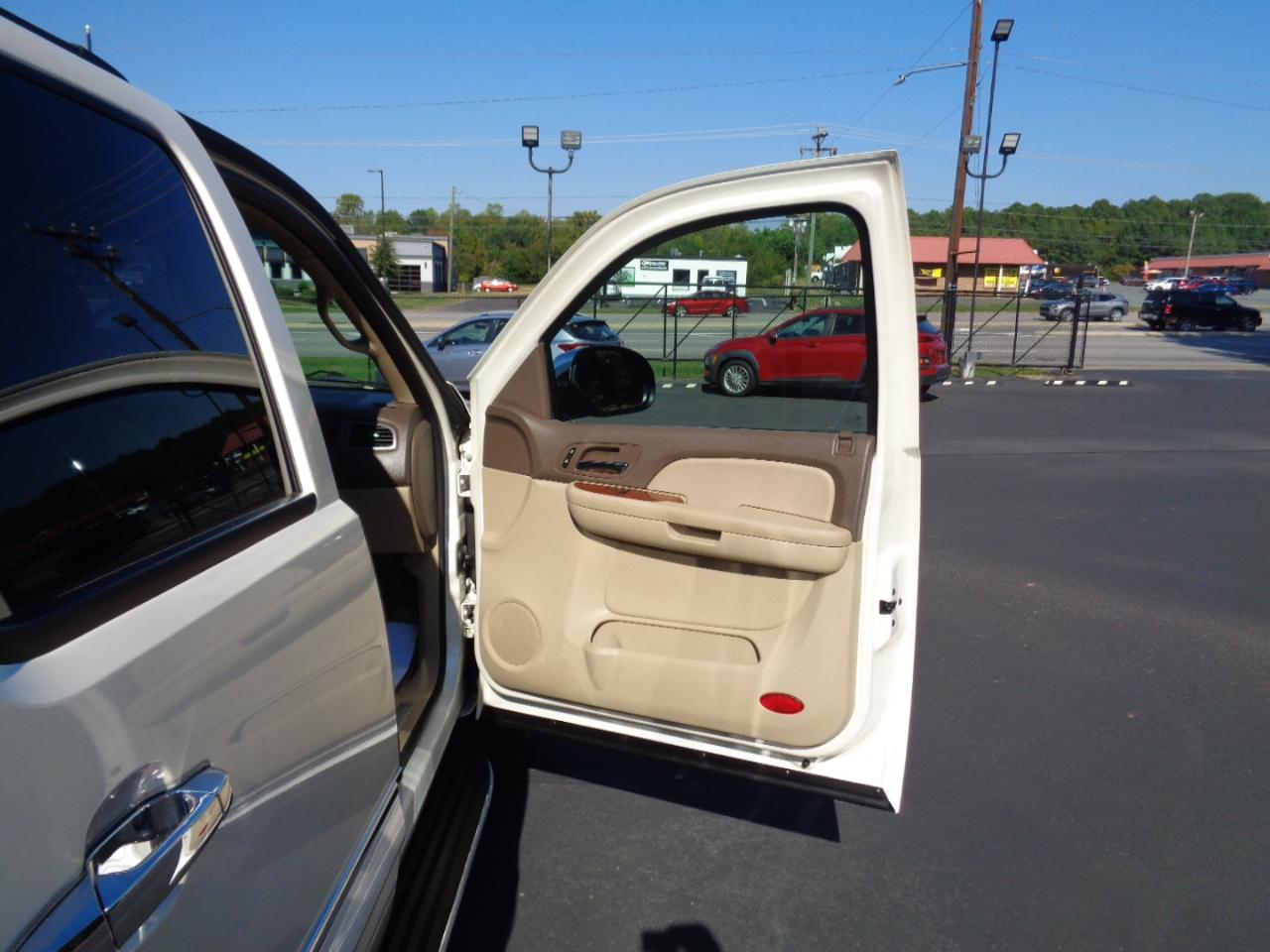 GMC Yukon XL 4WD 4dr 1500 SLE 2008