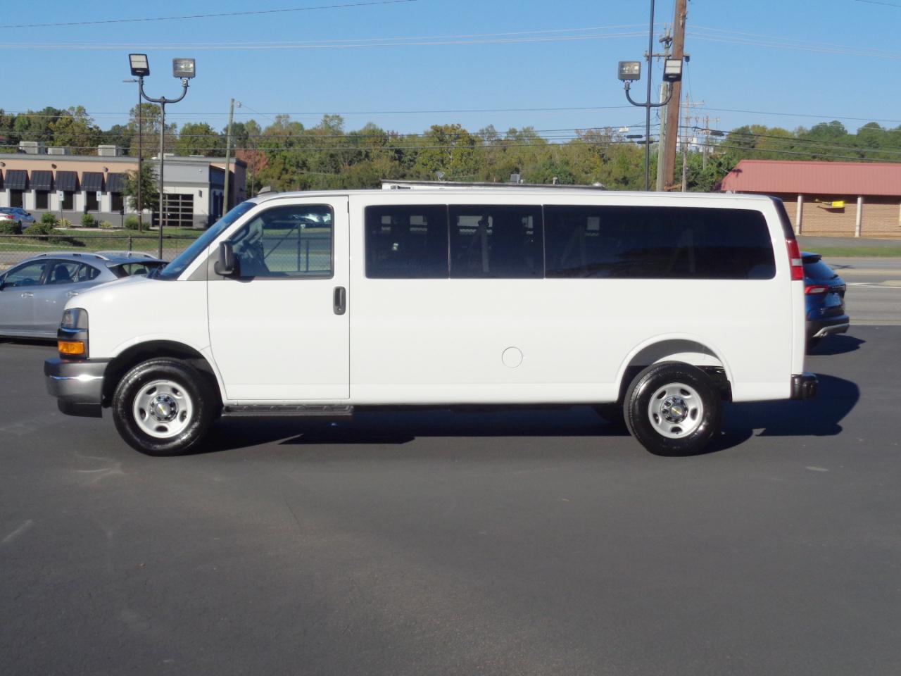Chevrolet Express Passenger RWD 3500 155" LT 2025