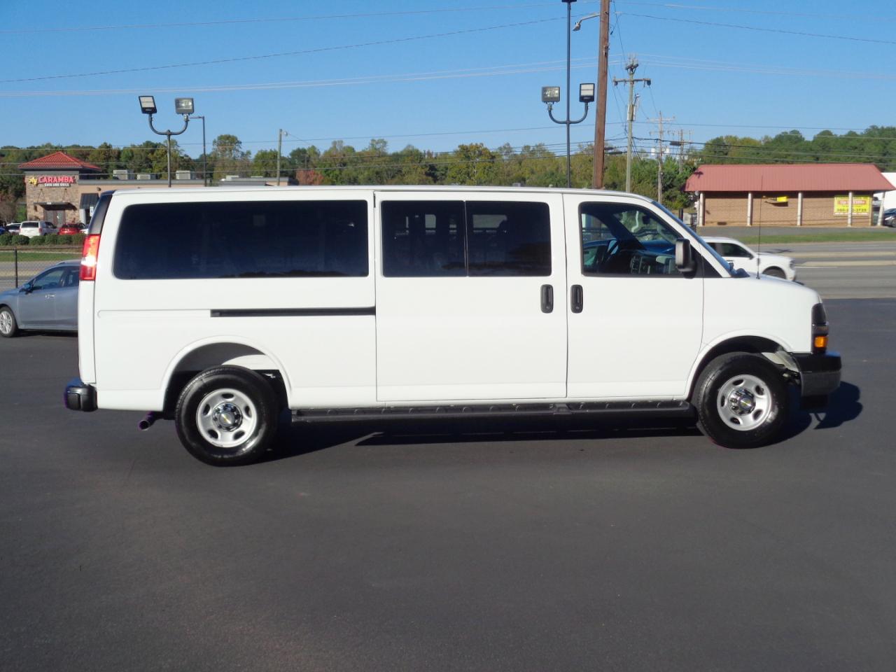 Chevrolet Express Passenger RWD 3500 155" LT 2025