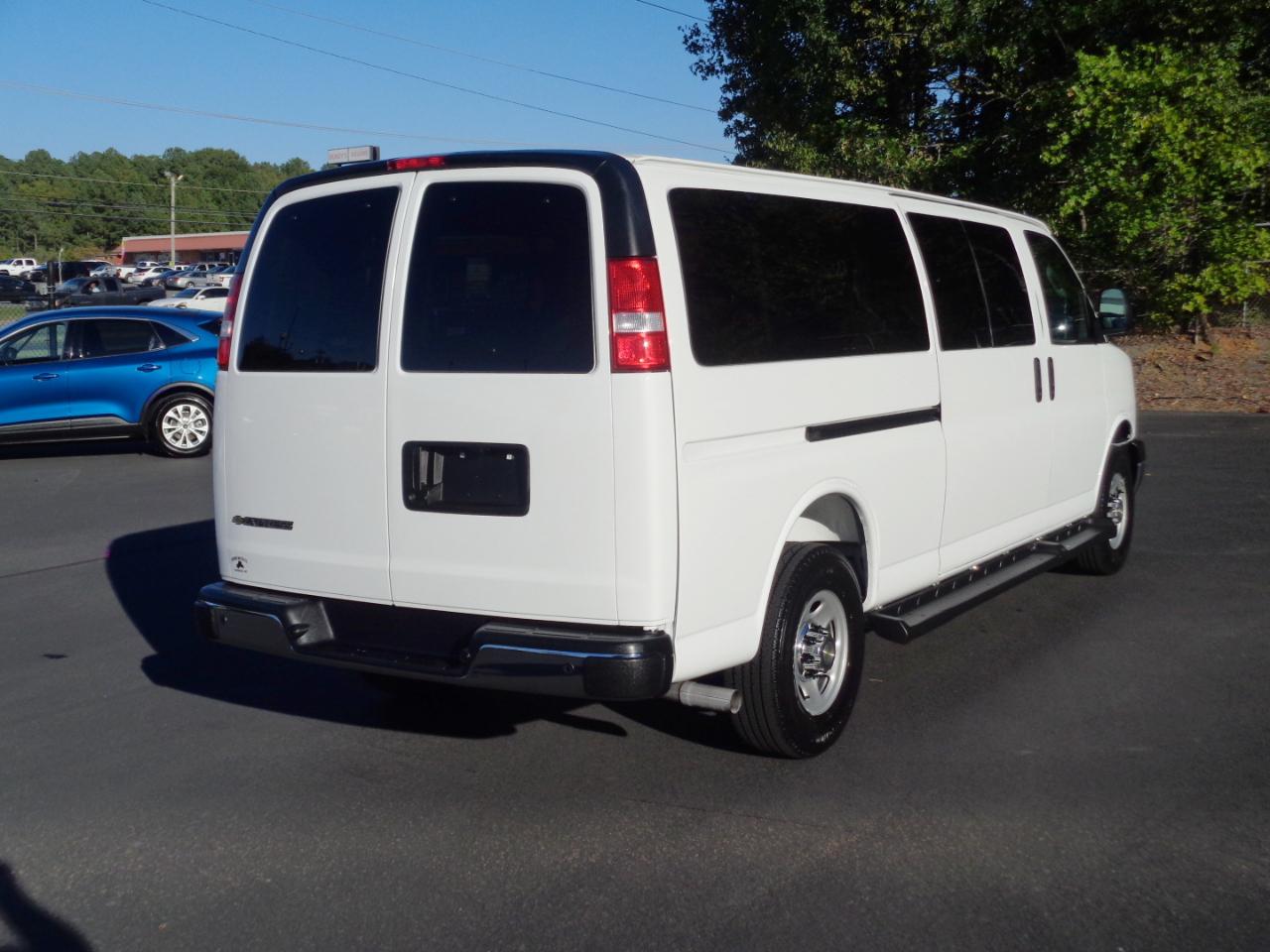 Chevrolet Express Passenger RWD 3500 155" LT 2025