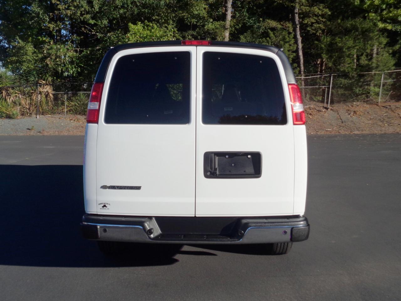 Chevrolet Express Passenger RWD 3500 155" LT 2025