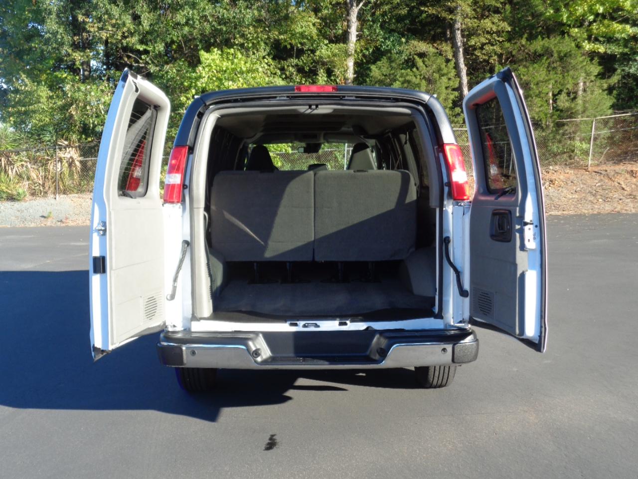 Chevrolet Express Passenger RWD 3500 155" LT 2025