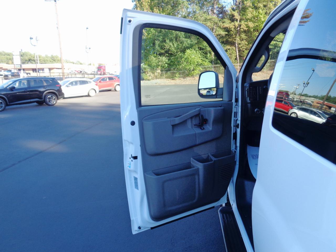 Chevrolet Express Passenger RWD 3500 155" LT 2025