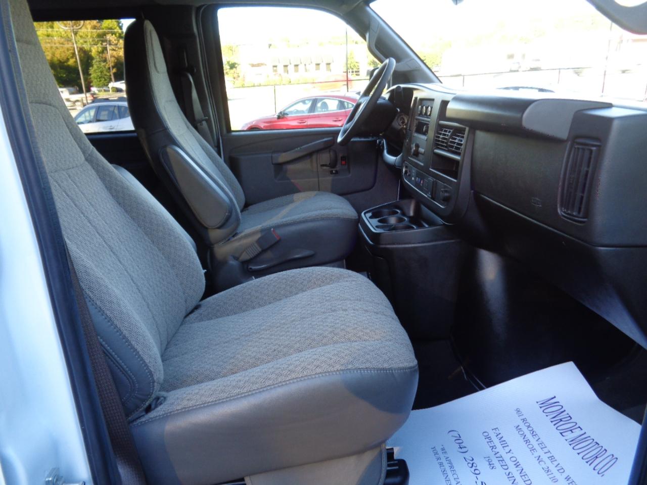 Chevrolet Express Passenger RWD 3500 155" LT 2025