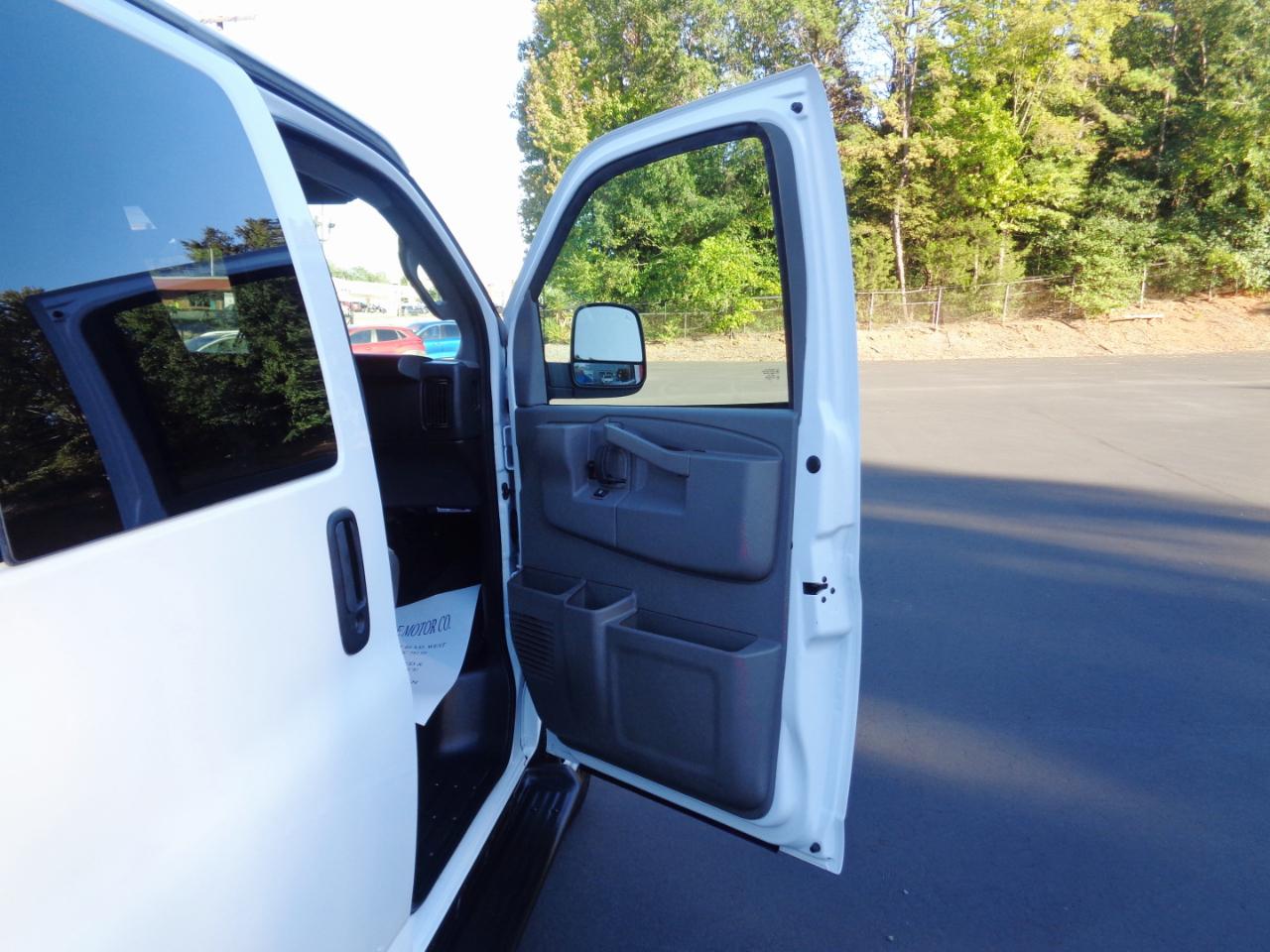 Chevrolet Express Passenger RWD 3500 155" LT 2025
