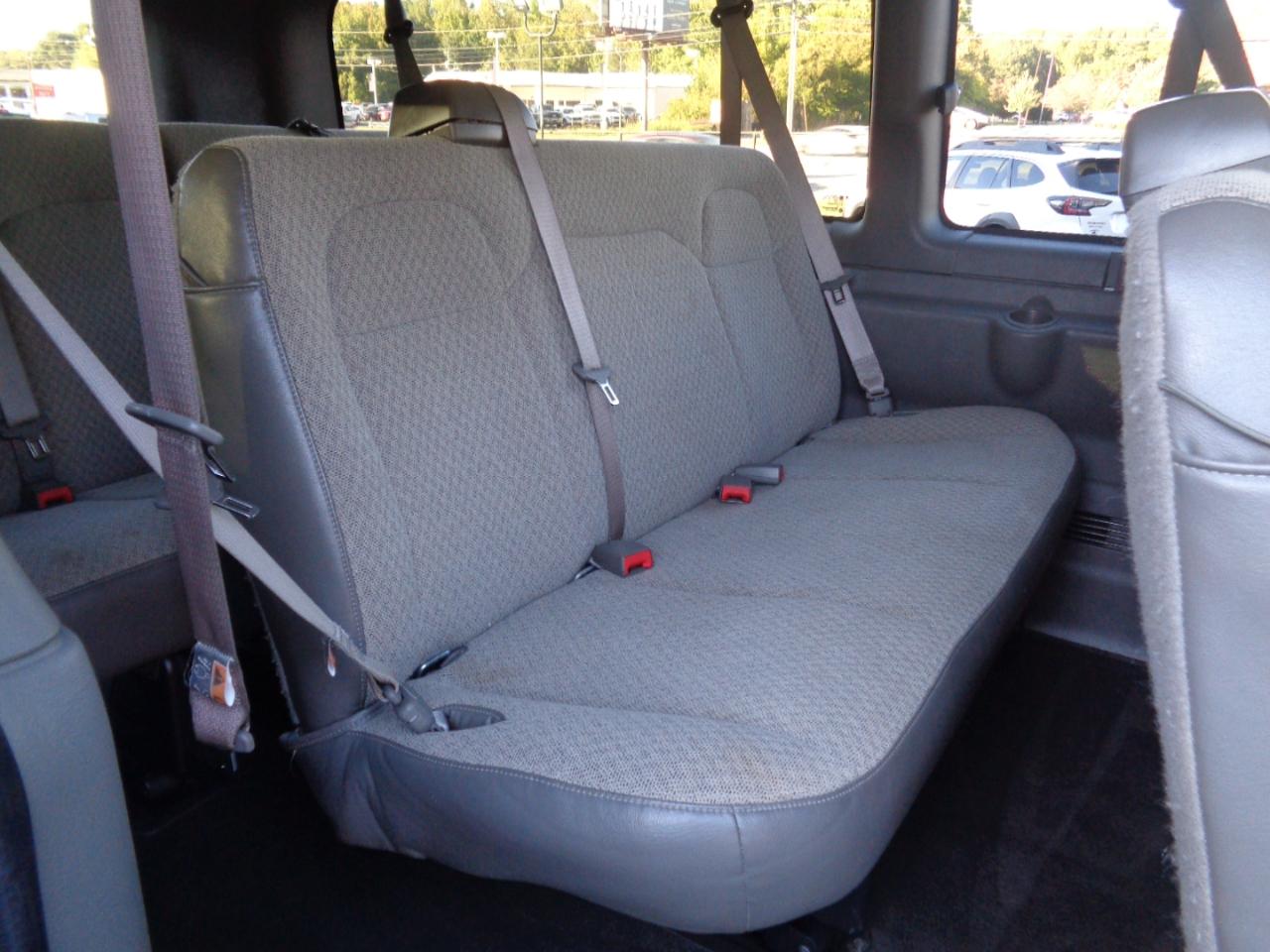 Chevrolet Express Passenger RWD 3500 155" LT 2025