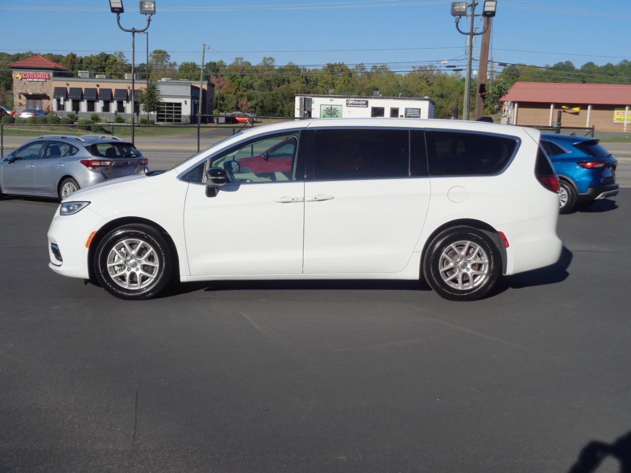 Chrysler Pacifica Touring L FWD 2024