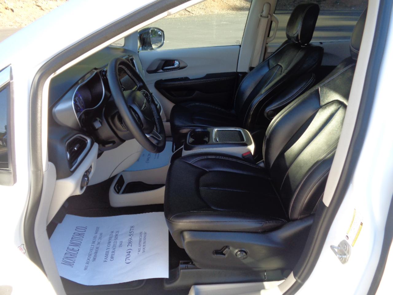 Chrysler Pacifica Touring L FWD 2024