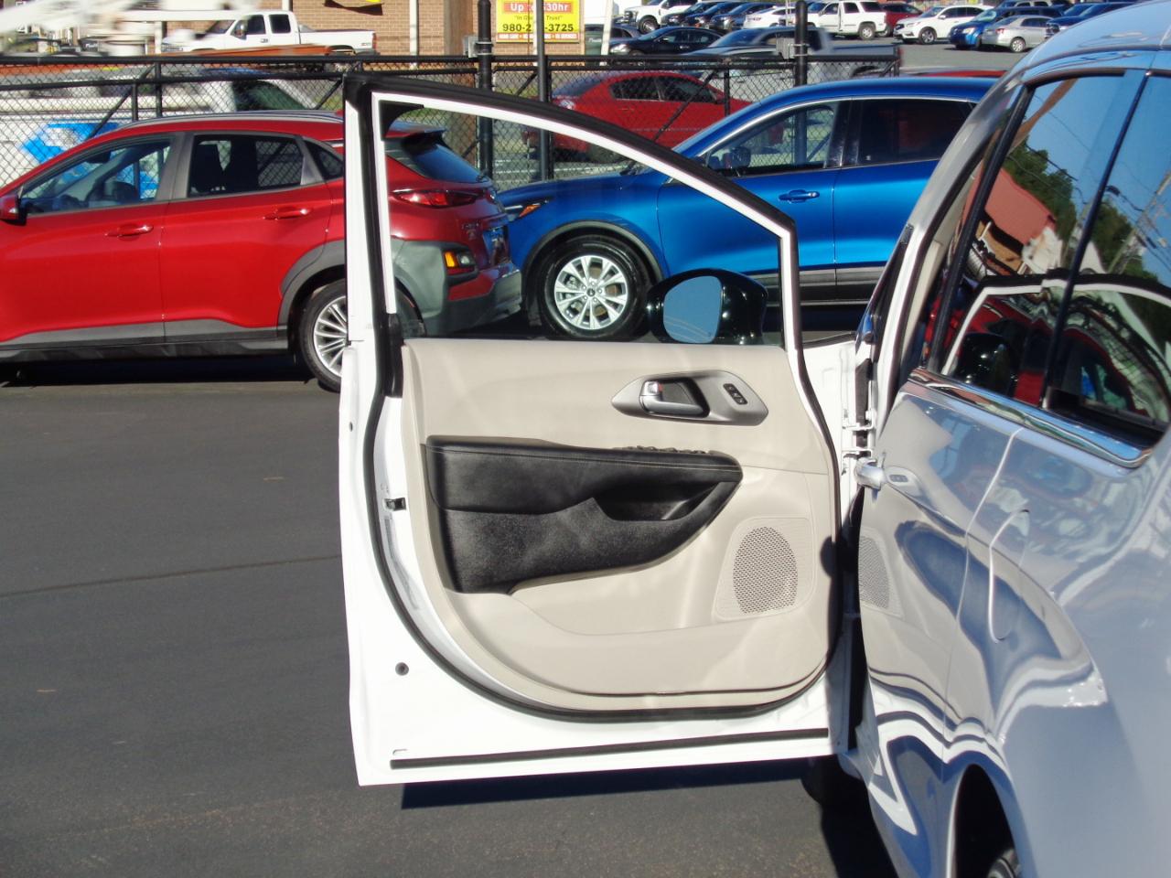 Chrysler Pacifica Touring L FWD 2024