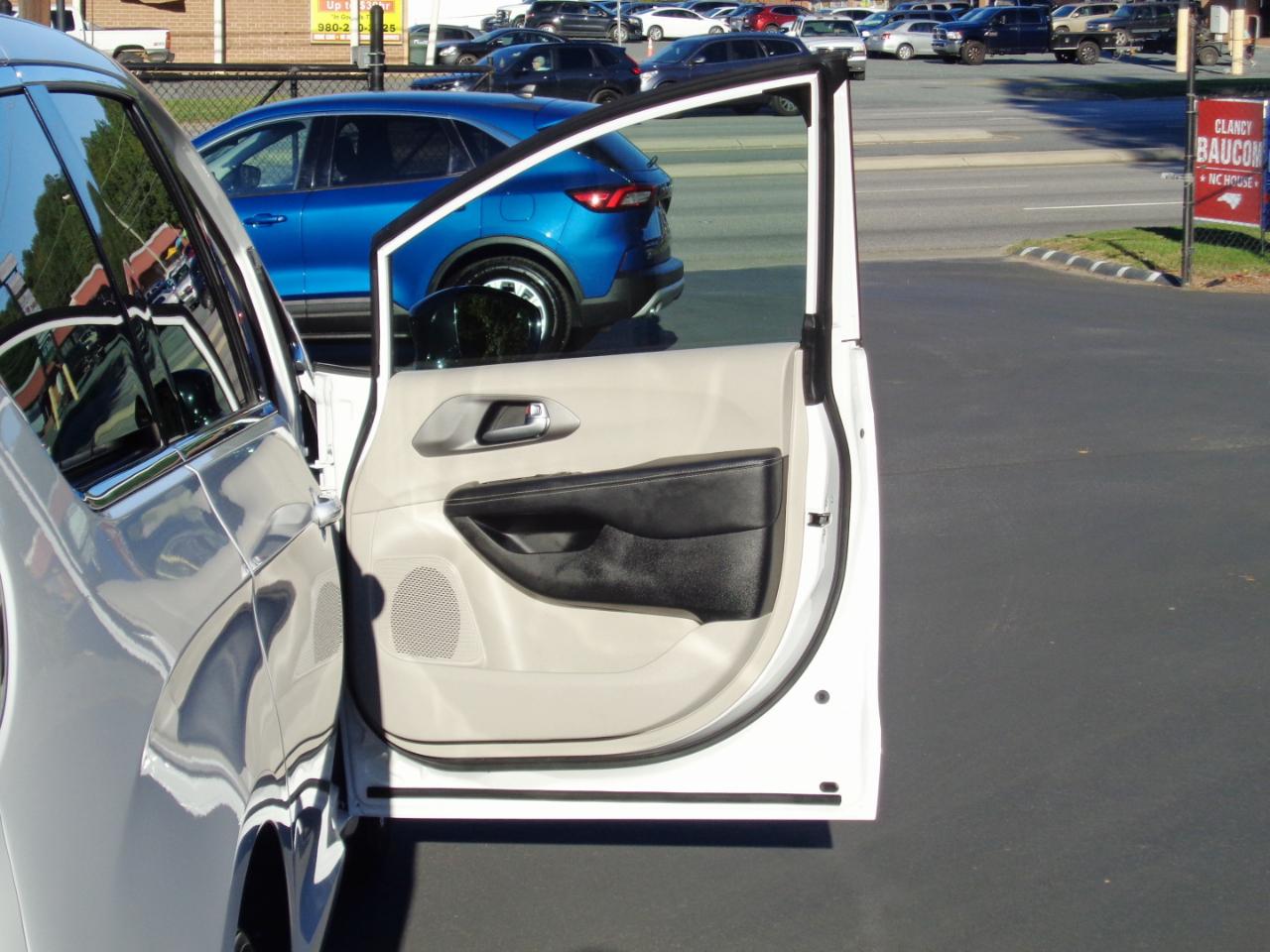 Chrysler Pacifica Touring L FWD 2024