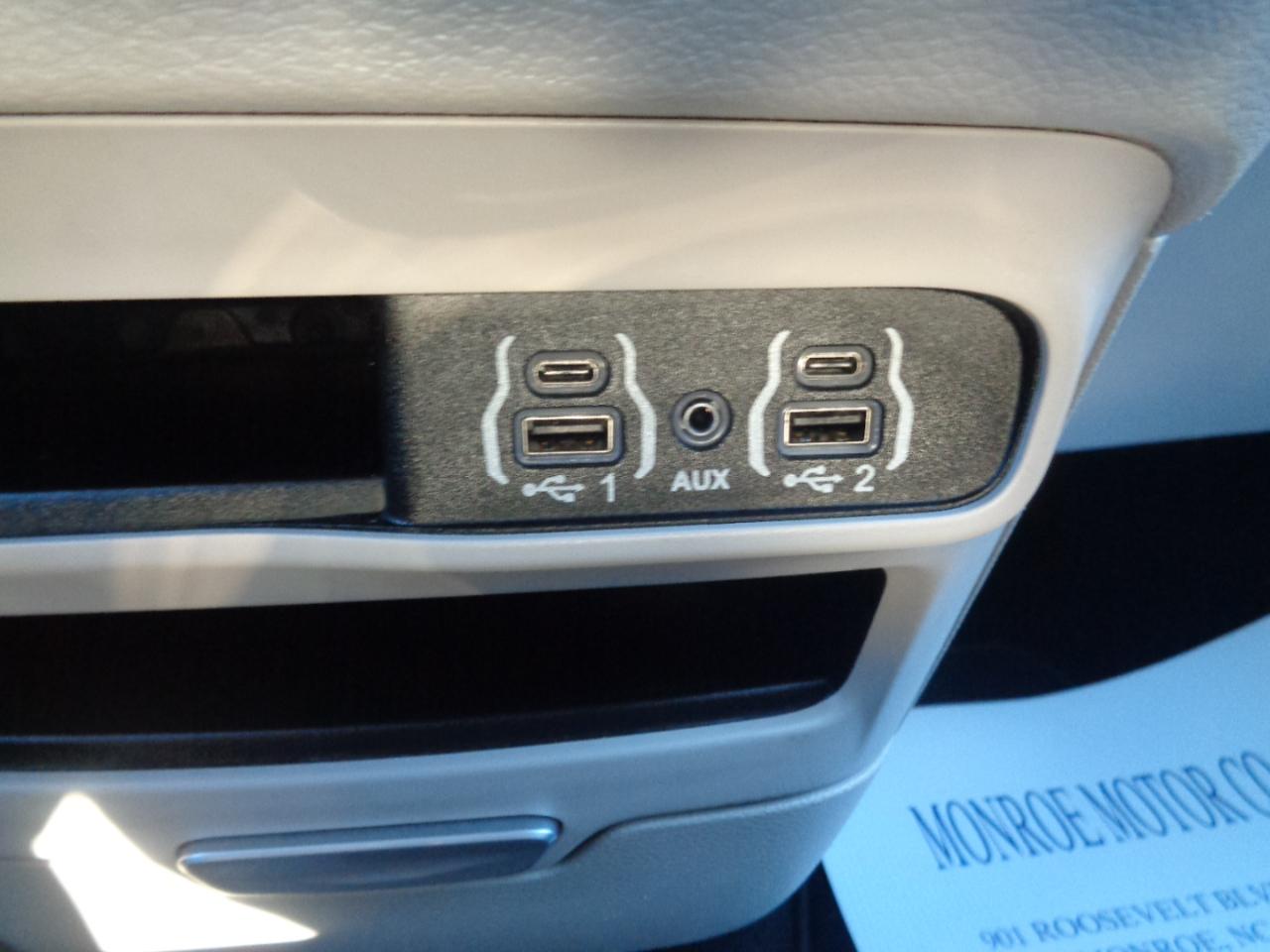 Chrysler Pacifica Touring L FWD 2024