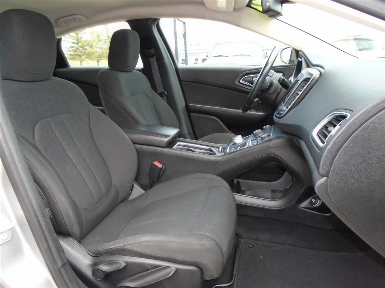 Chrysler 200 4dr Sdn Limited FWD 2016