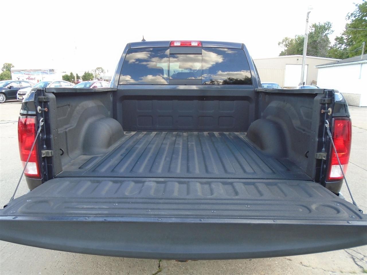 RAM 1500 4WD Crew Cab 140.5" Outdoorsman 2015