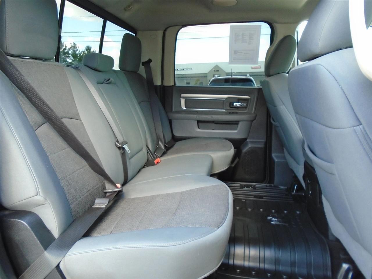 RAM 1500 4WD Crew Cab 140.5" Outdoorsman 2015