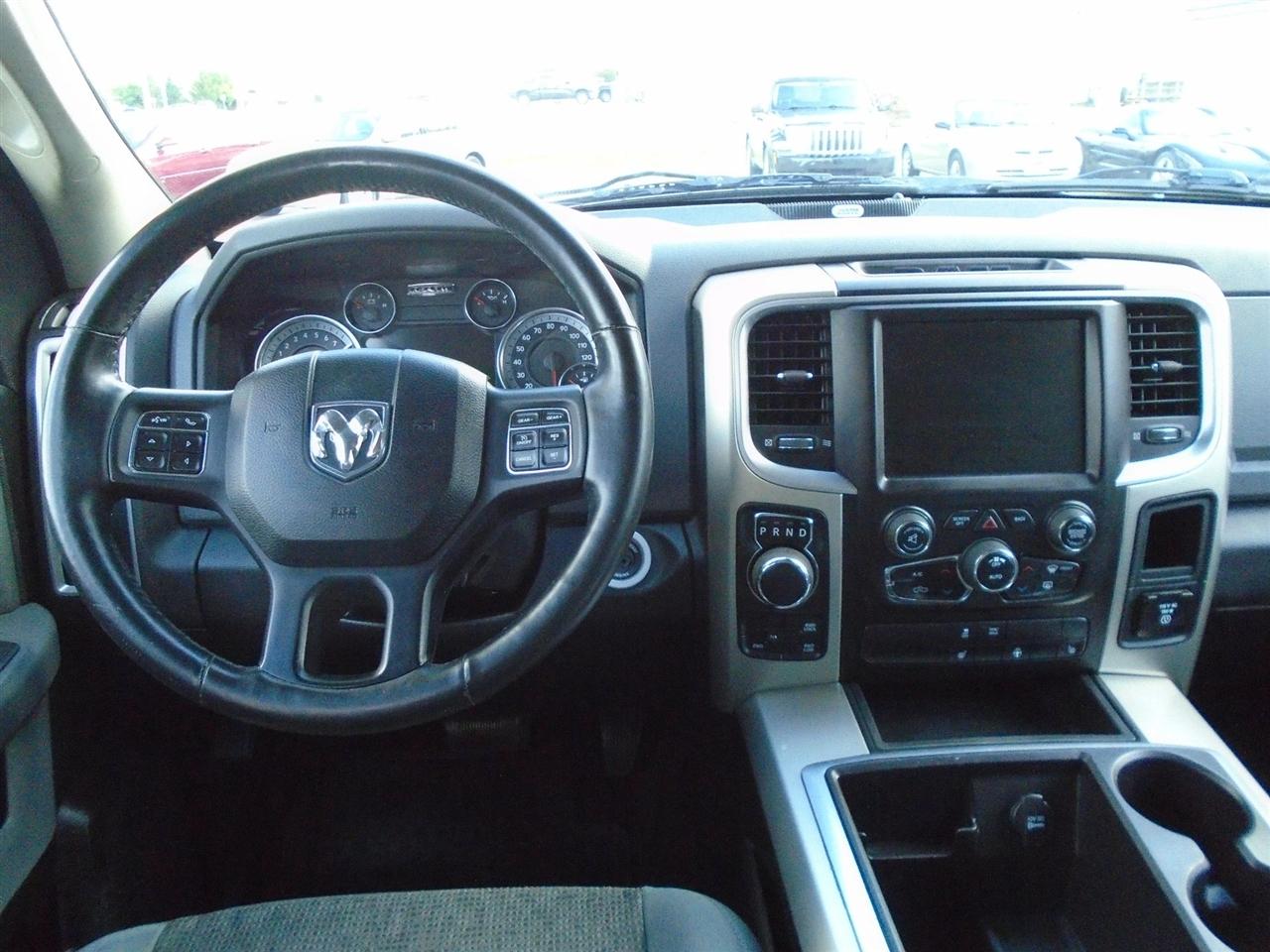 RAM 1500 4WD Crew Cab 140.5" Outdoorsman 2015