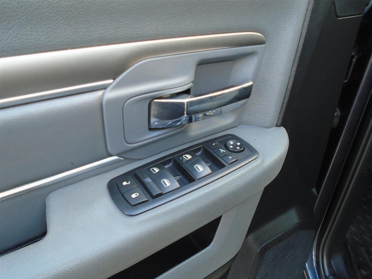 RAM 1500 4WD Crew Cab 140.5" Outdoorsman 2015