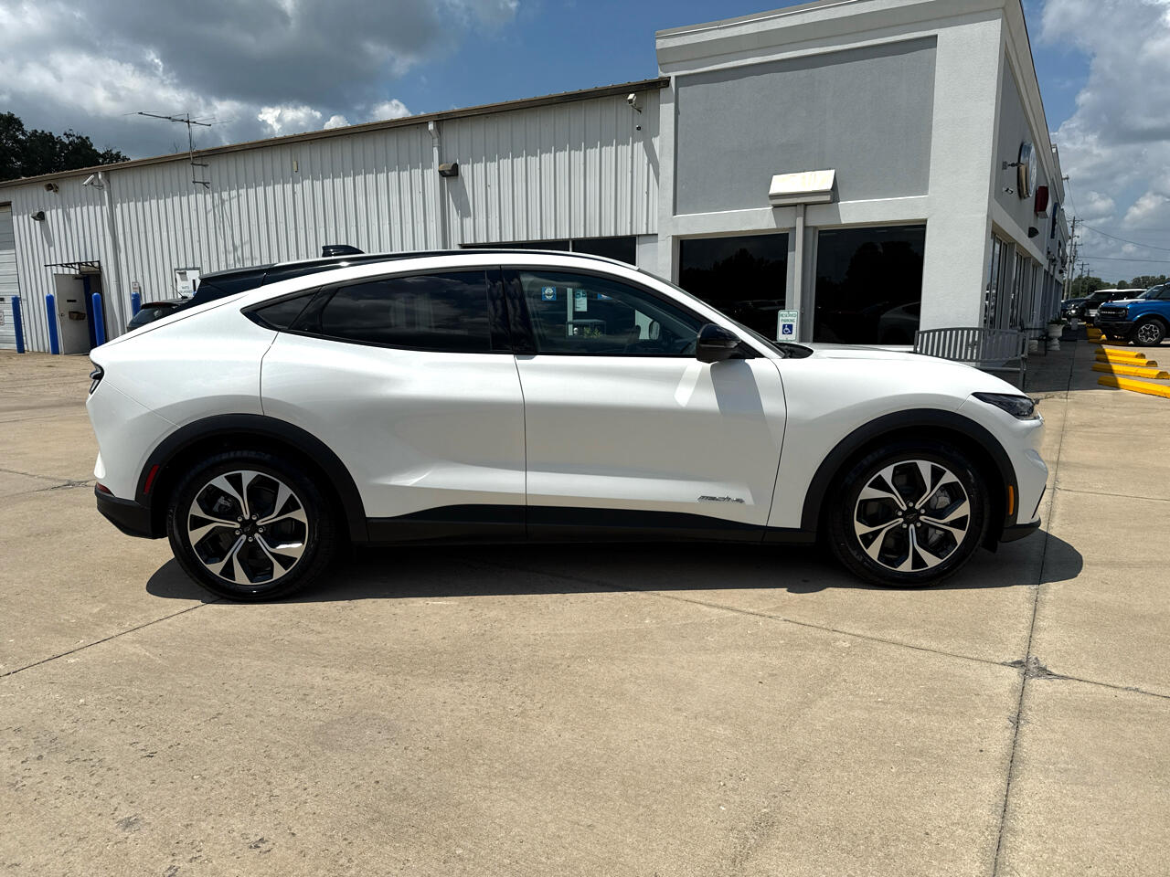 2025 Ford Mustang Mach-E Select photo 3