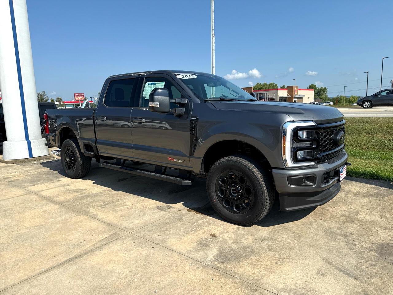 2025 Ford F-250 Lariat photo 2