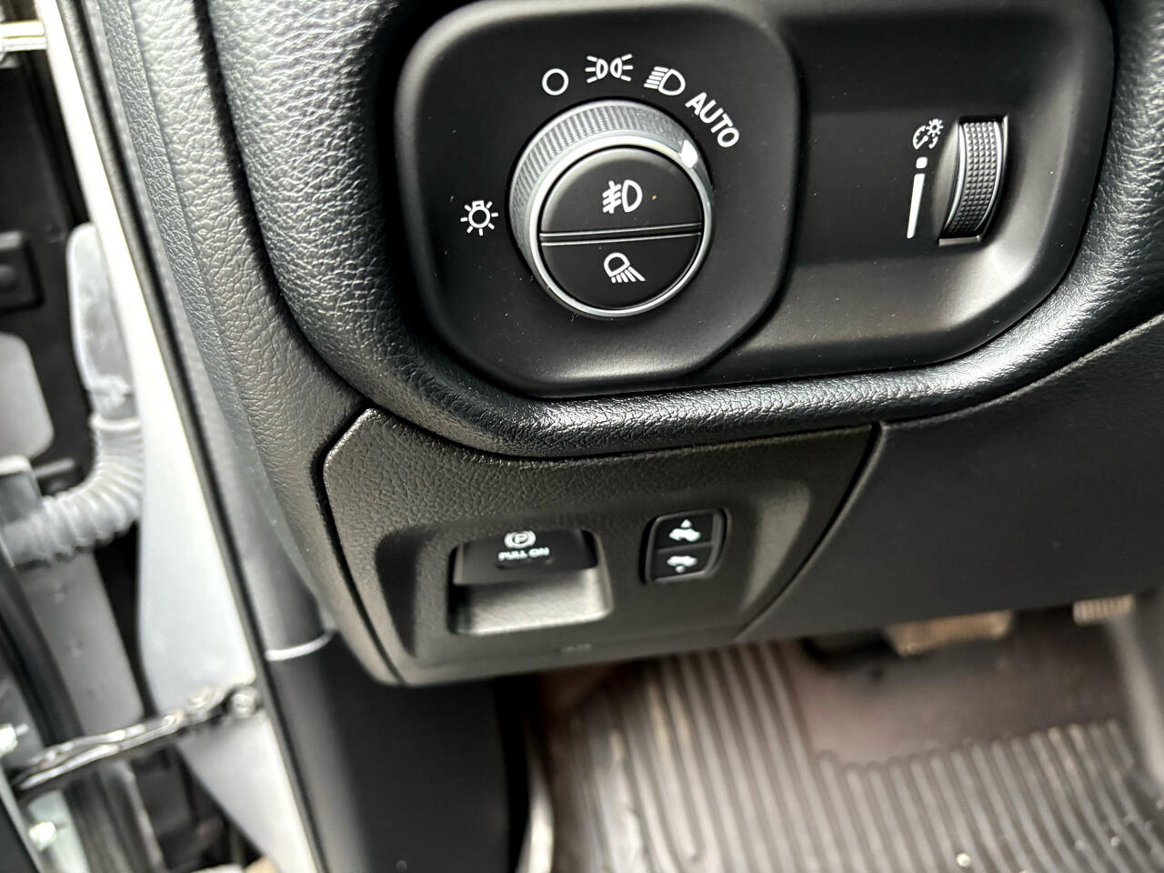 RAM 1500 Big Horn 4x4 Crew Cab 5'7" Box 2021