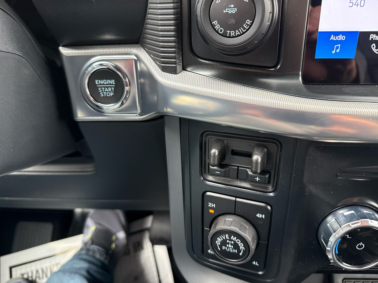 Ford F-150 Lariat 4WD SuperCrew 5.5' Box 2025