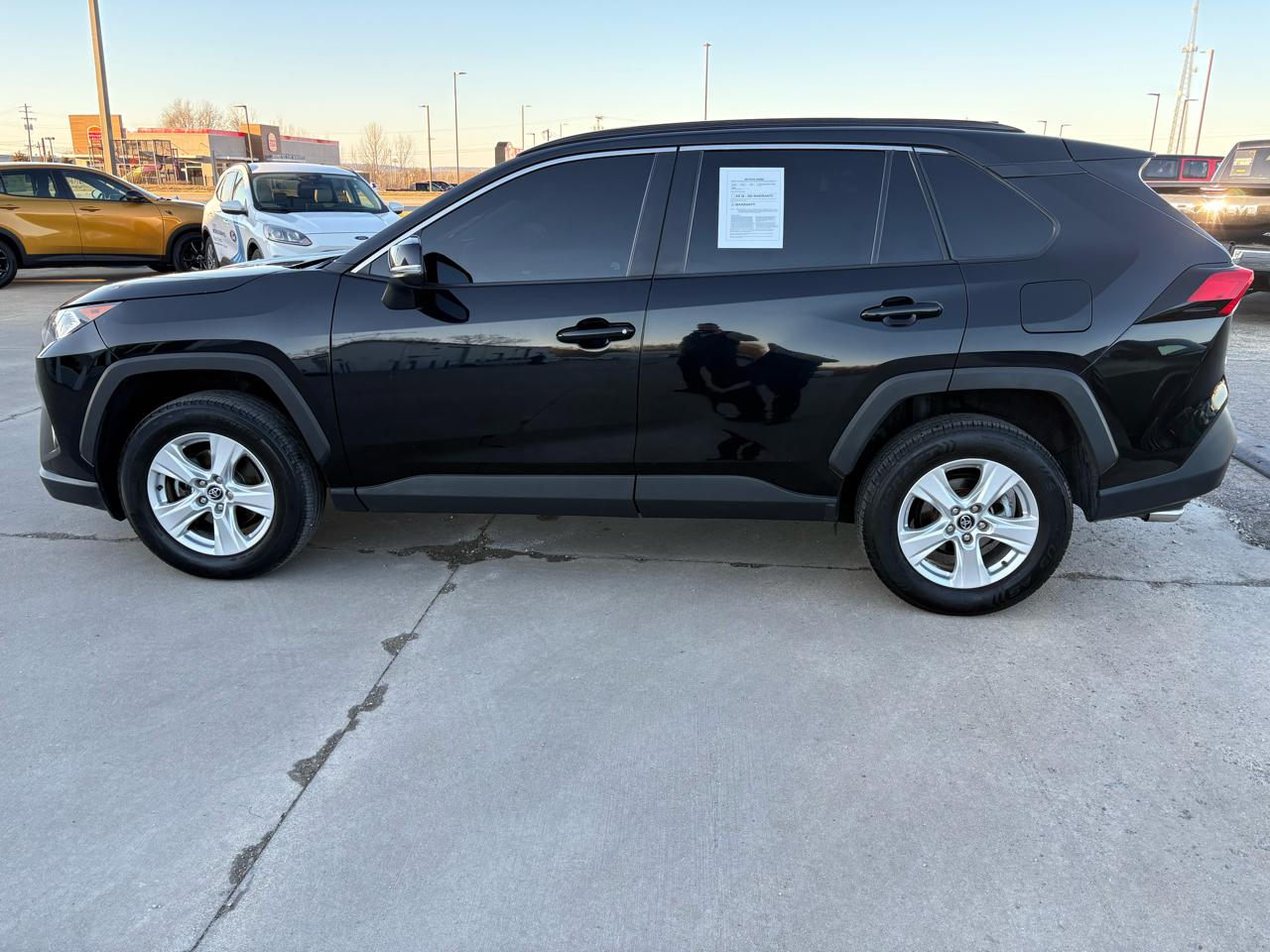 Toyota RAV4 XLE FWD (Natl) 2021