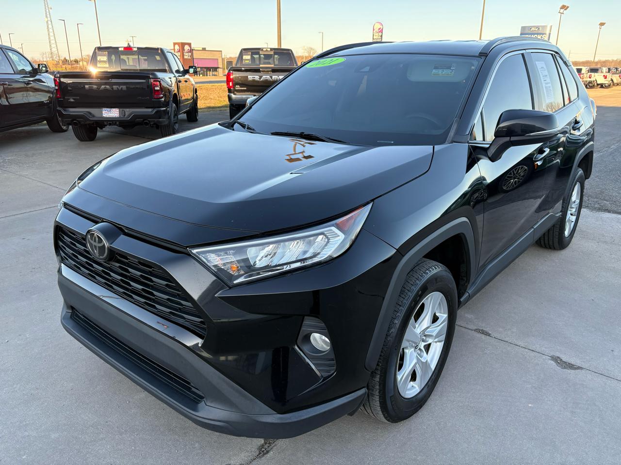 Toyota RAV4 XLE FWD (Natl) 2021