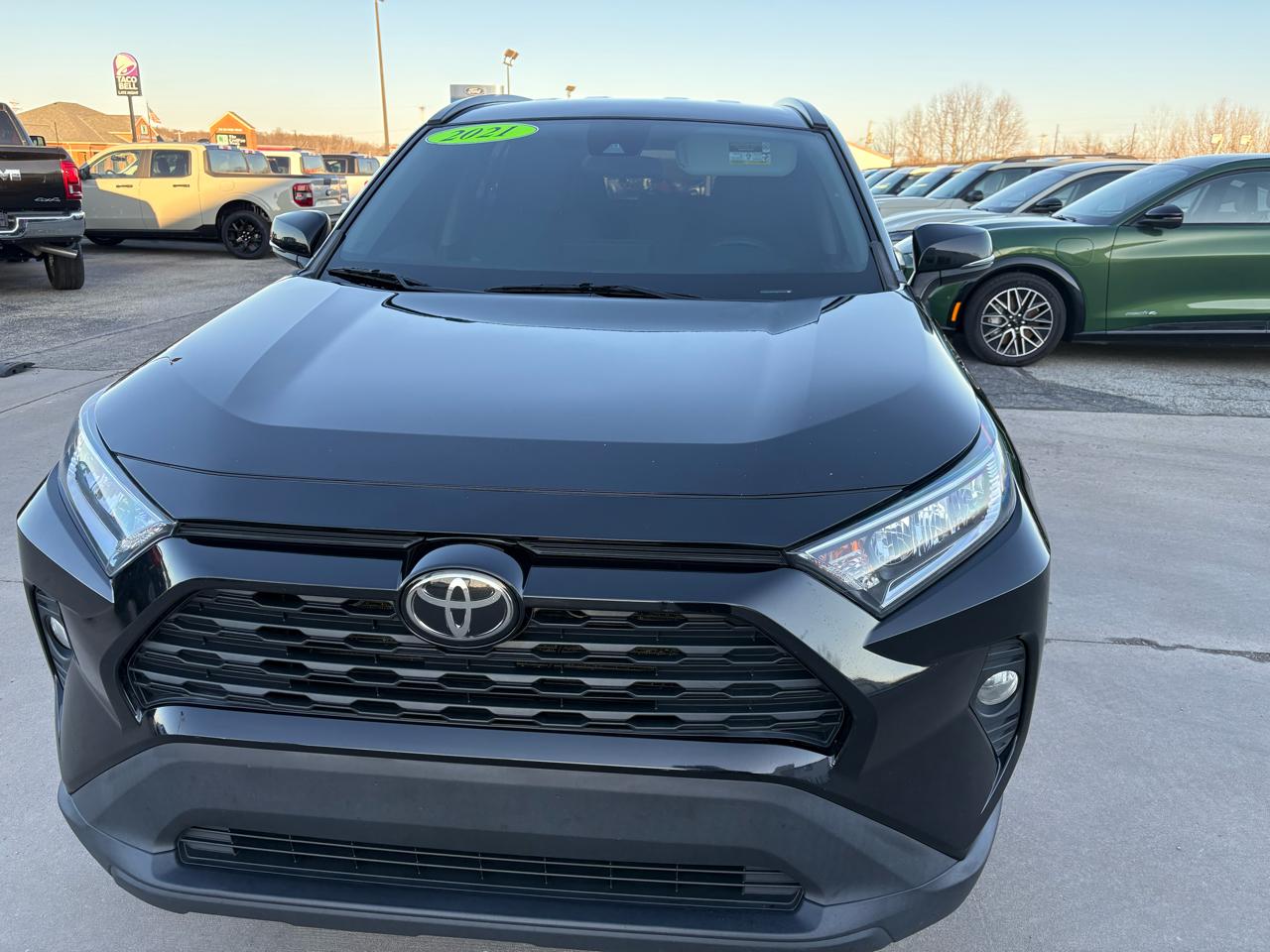 Toyota RAV4 XLE FWD (Natl) 2021
