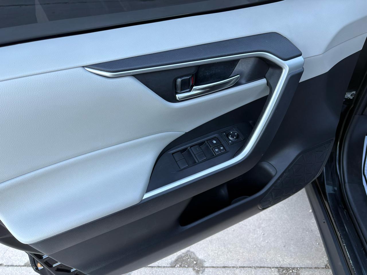 Toyota RAV4 XLE FWD (Natl) 2021